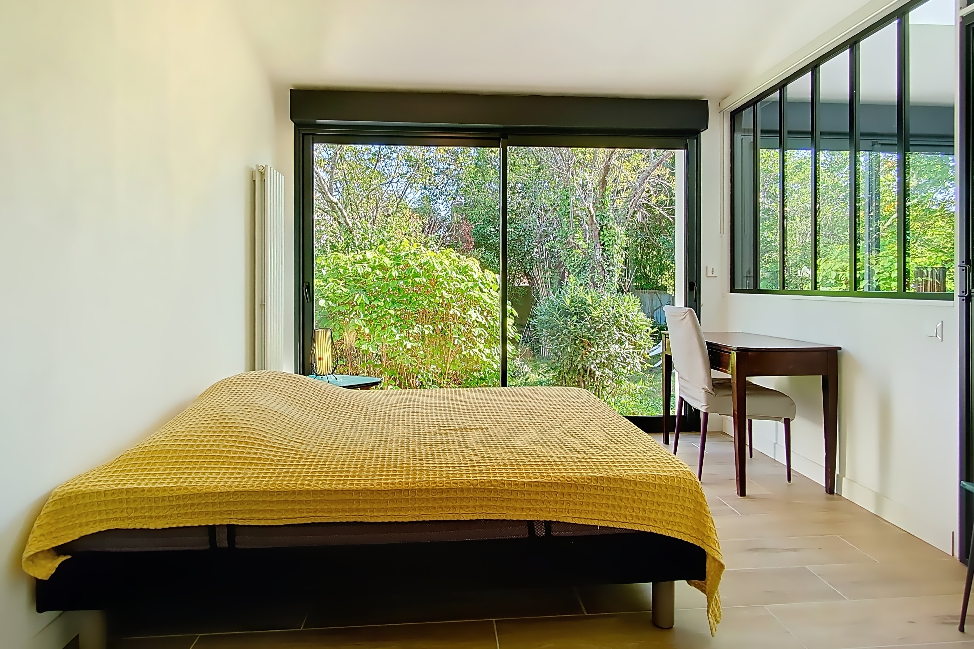 Chambre donnant sur le jardin dans la maison vendue à Eysines