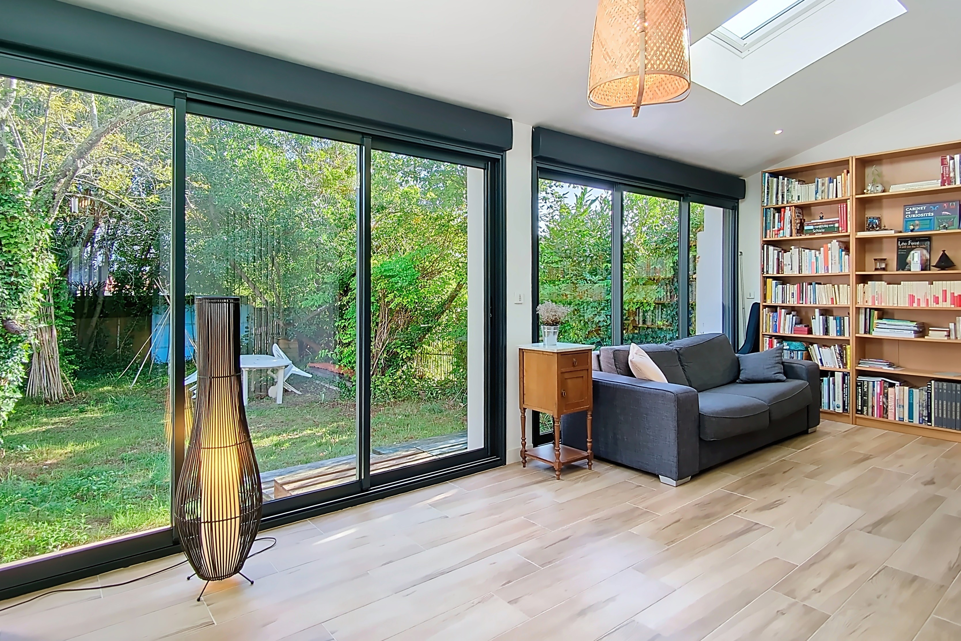 Extension vitrée ouverte sur le jardin d’une maison à Eysines
